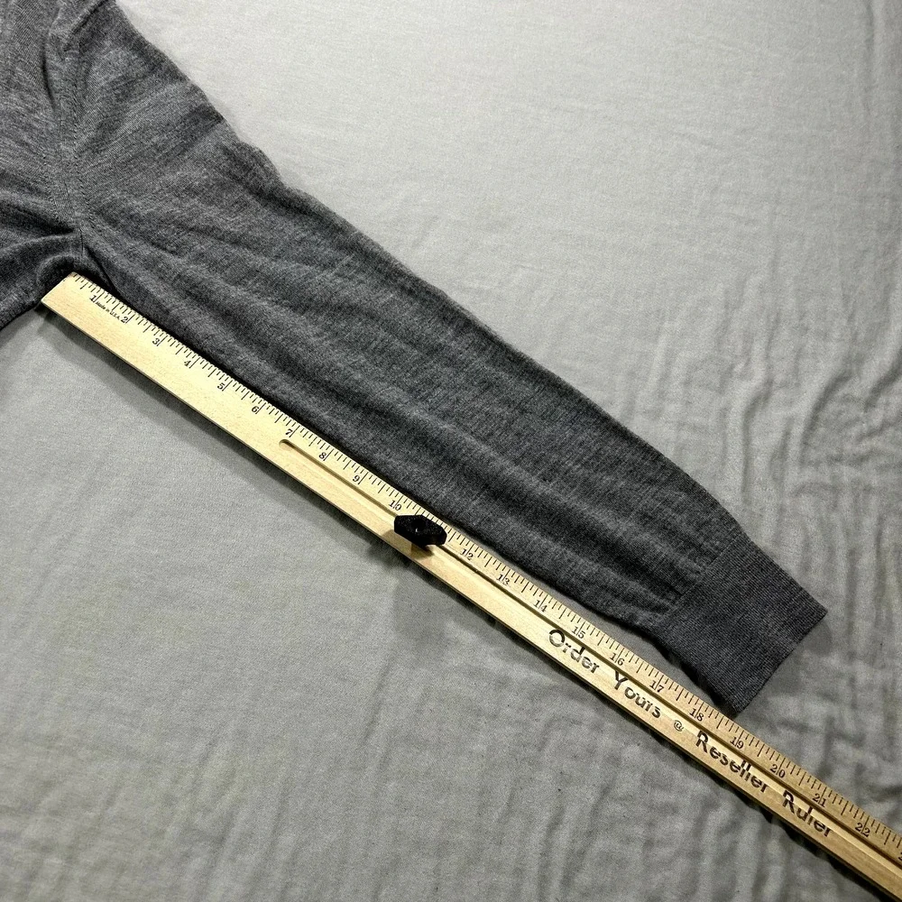 Banana Republic Sweater Mens‎ Medium Gray V-Neck Merino Wool Lightweight Casual